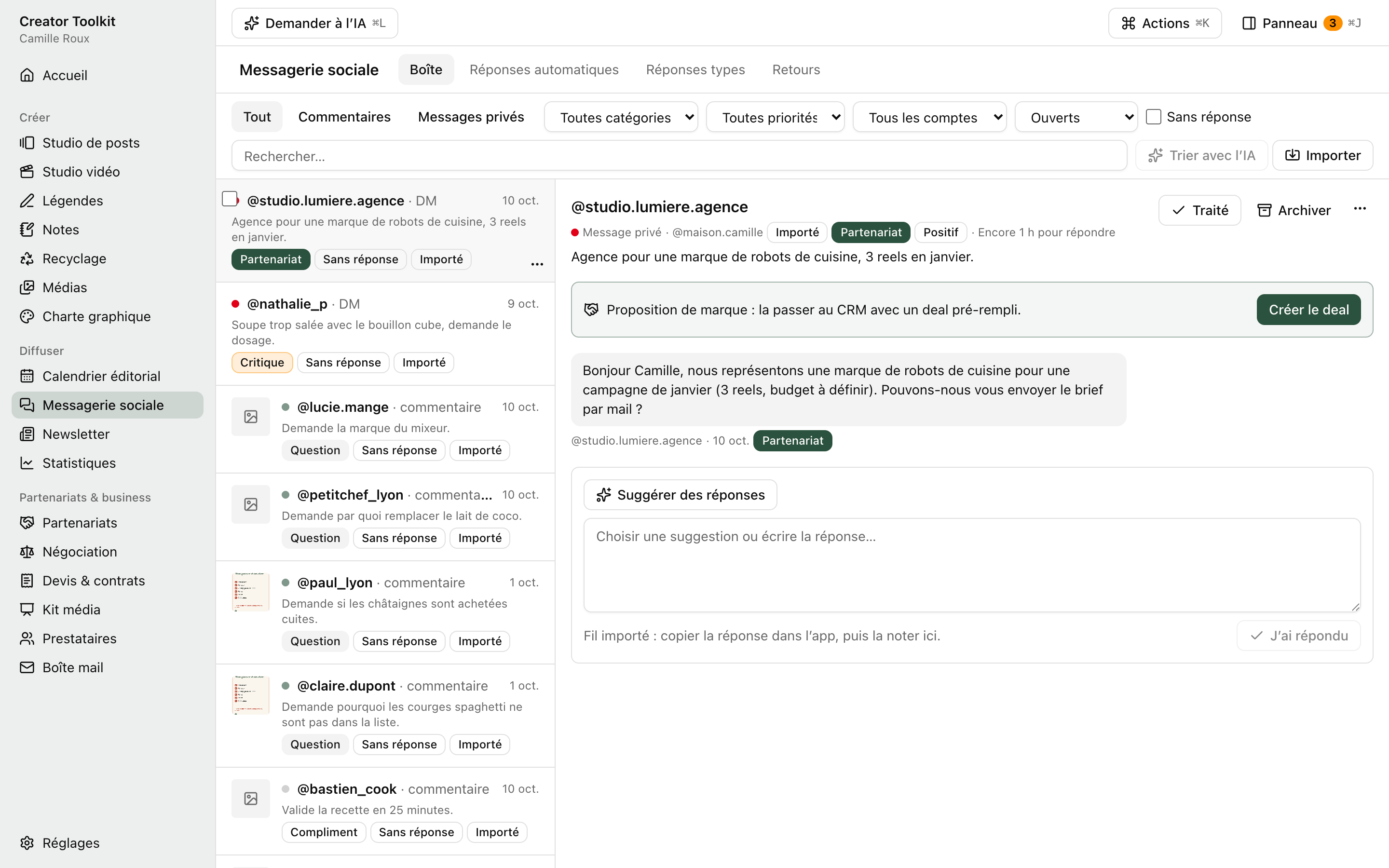 La messagerie sociale : commentaires et messages triés, avec des réponses suggérées.